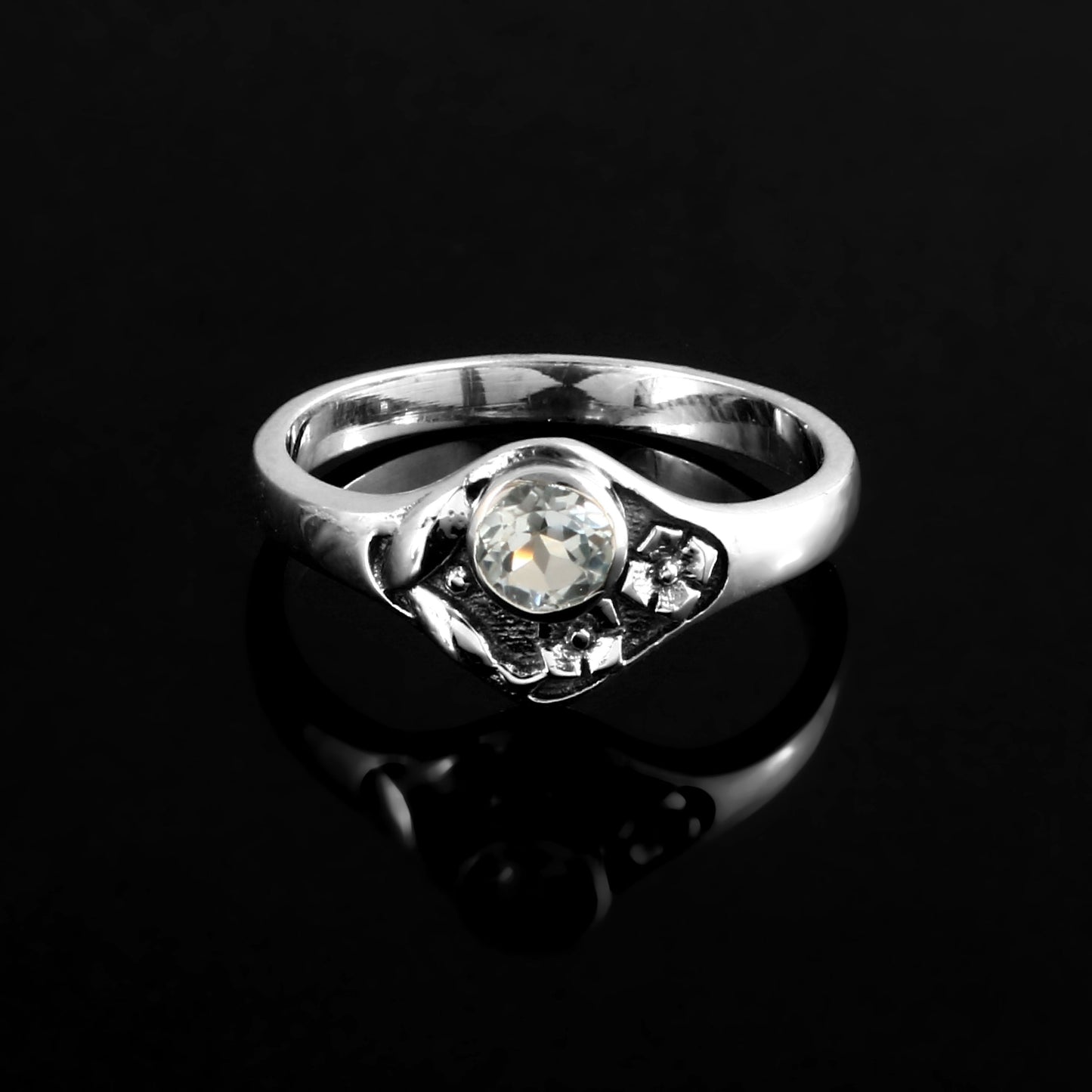 925 Silver Blue Topaz Solitaire Ring – Delicate Vintage-Inspired Floral Design