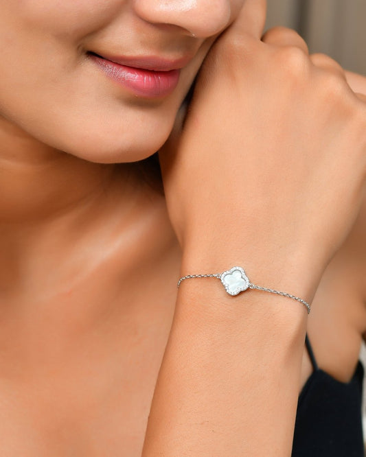Mother - of - Pearl Clover Halo Bracelet in 925 Sterling Silver – Dainty Cable Chain - Zirak Silver
