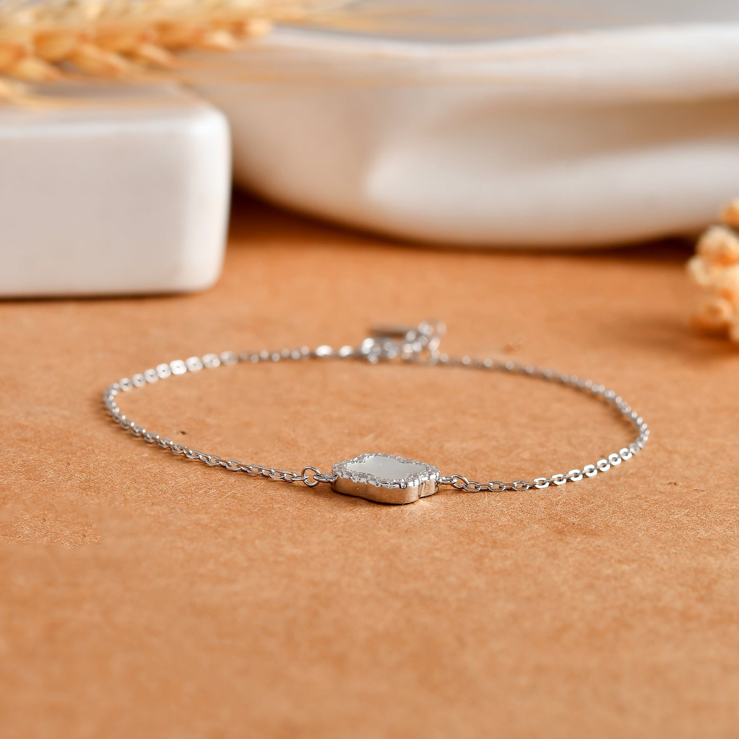 Mother-of-Pearl Clover Halo Bracelet in 925 Sterling Silver – Dainty Cable Chain