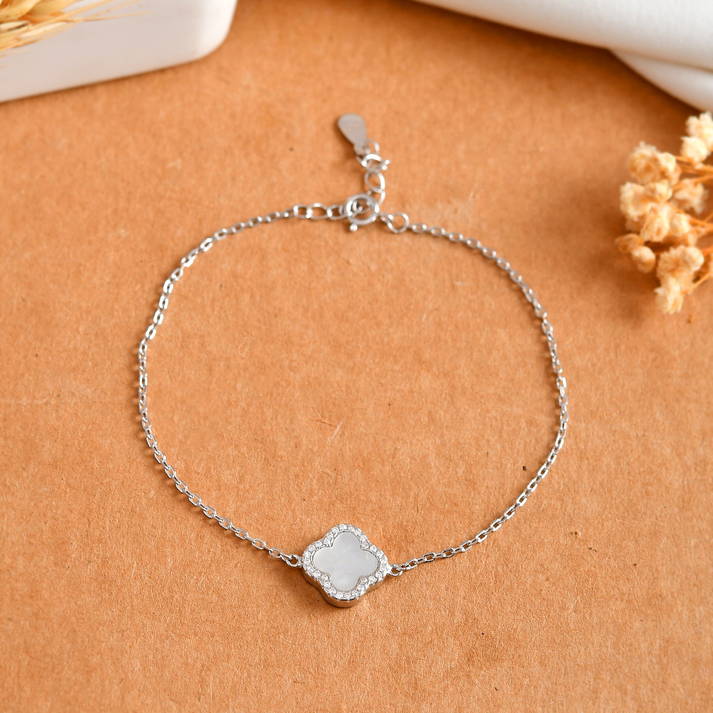 Mother-of-Pearl Clover Halo Bracelet in 925 Sterling Silver – Dainty Cable Chain