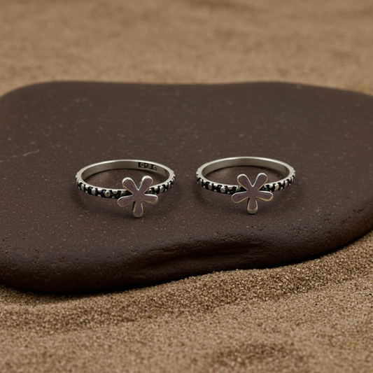 Silver Petite Daisy Toe Ring