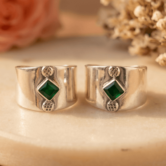 Kavya Green Stone Wide Toe Rings - Zirak Silver