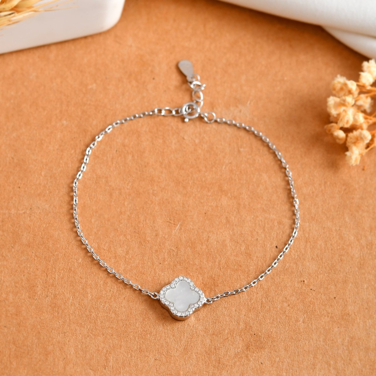 Mother - of - Pearl Clover Halo Bracelet in 925 Sterling Silver – Dainty Cable Chain - Zirak Silver