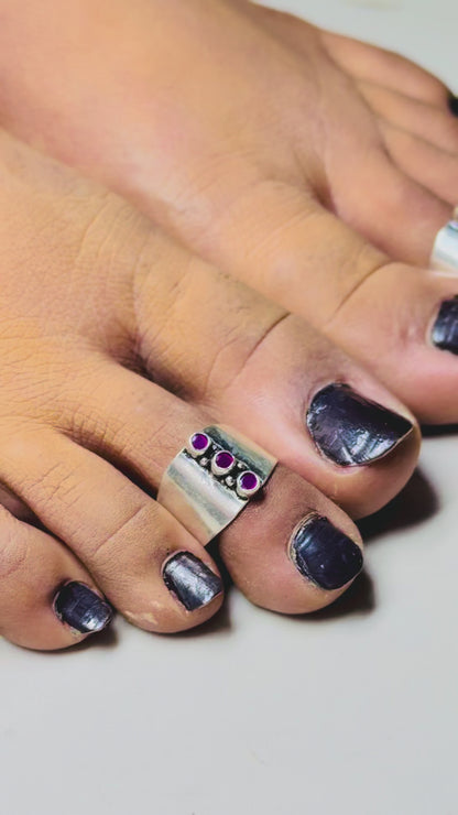 Kriti Three-Stone Wide Toe Rings (Medium)